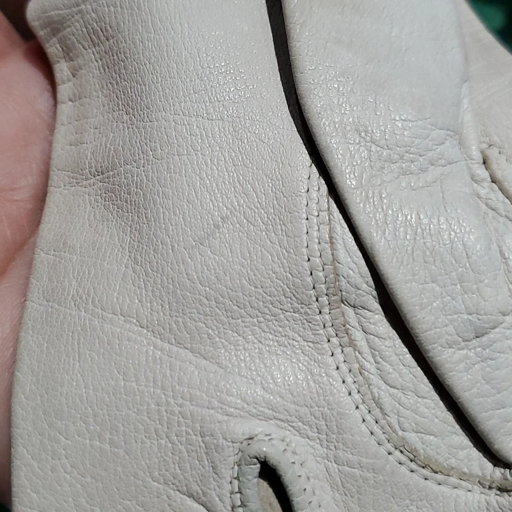 VINTAGE IVORY GLOVES WITH PEARLS